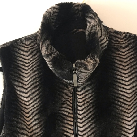 Dress barn Reversible Faux Fur vest size Medium - Picture 3 of 7